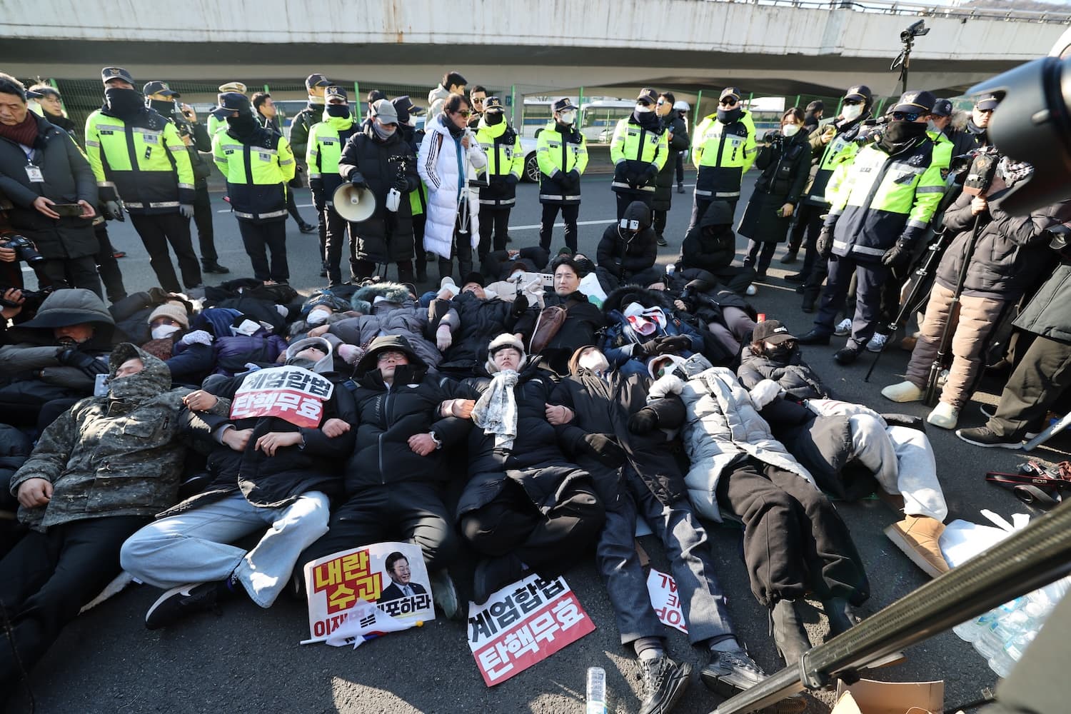 윤석열 대통령 체포·수색 영장 집행을 둘러싼 긴장